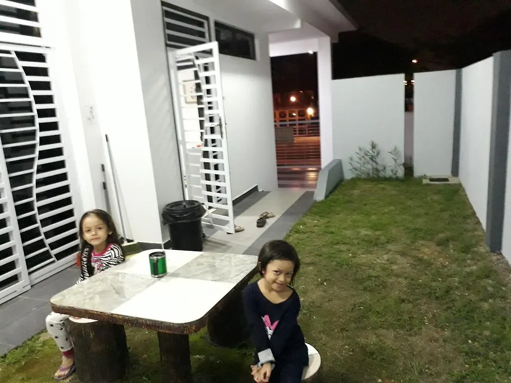 Homestay Teratak Dahlia Τζόχορ Μπάχρου 0*,